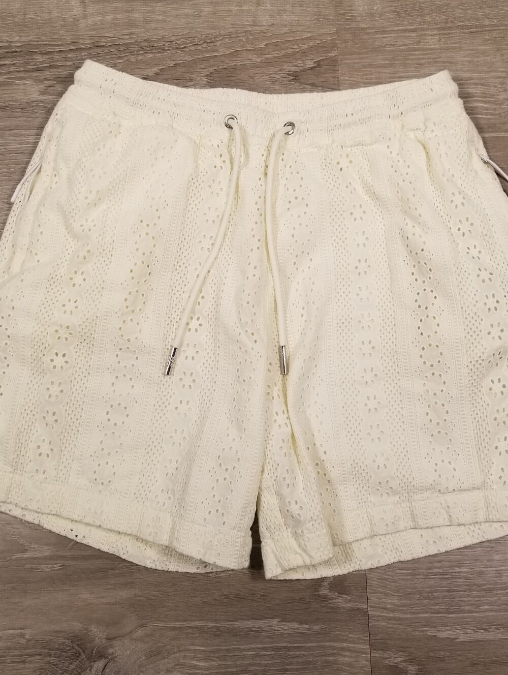 Kith Shorts "EYELET BELMONT SANDRIFT" - Womens Size XS Cream Off White Beach